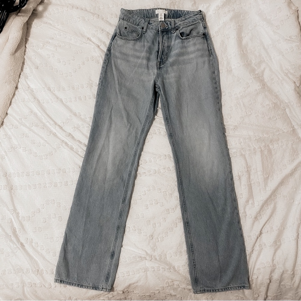 Women’s light blue denim high rise mom jeans. Size 4